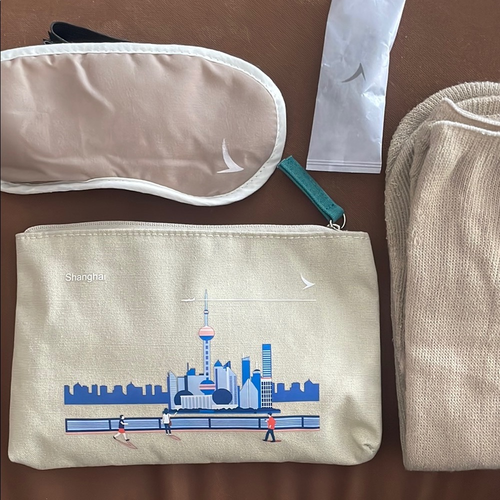 NWOT: Cathay Pacific Cosmetic Toiletry Pouch Travel Set NEW